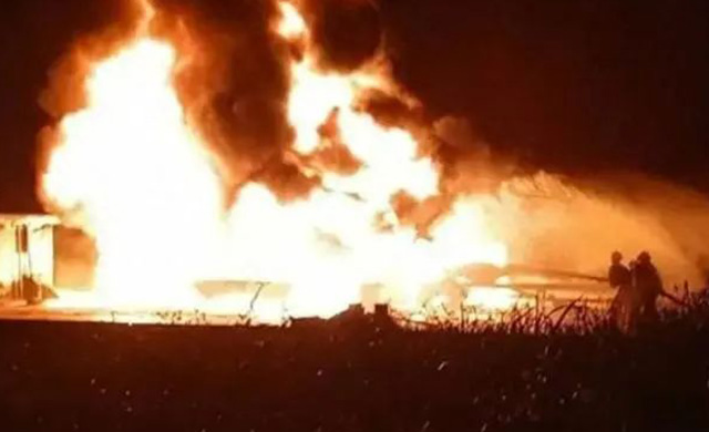 一油轮突发火灾，8人死亡1人失踪