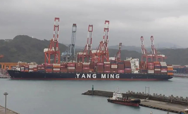 阳明海运一货轮搁浅进水