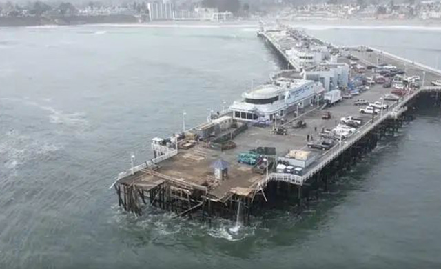 美国一在建码头风暴中坍塌，多人落水